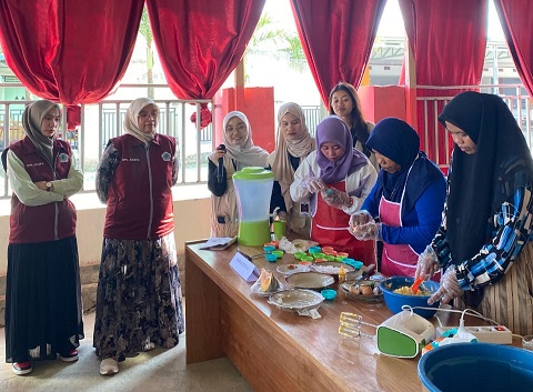 Demonstrasi menu sehat berbahan lokal yang dipandu mahasiswa KKN – PK UNG korabolasi Pemerintah Desa, PKK, Kader Posyandu, dan Dasawisma Desa Pangeya Kabupaten Boalemo.