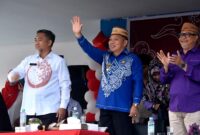 Wakil Bupati Bone Bolango, Risman Tolinggohu didampingi Kepala Badan Pengembangan Sumber Daya Manusia (BPSDM) Provinsi Gorontalo, Budiyanto Sidiki, menghadiri kegiatan Atraksi Fun PBB siswa-siswi Sekolah Dasar (SD) Se-Kecamatan Tapa, Kerja Sama dengan BPSDM dan APWI Provinsi Gorontalo, di Lapangan Ippot Kecamatan Tapa, Kamis (7/8/2025). (F.AKP)