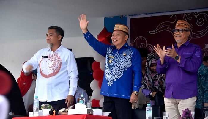 Wakil Bupati Bone Bolango, Risman Tolinggohu didampingi Kepala Badan Pengembangan Sumber Daya Manusia (BPSDM) Provinsi Gorontalo, Budiyanto Sidiki, menghadiri kegiatan Atraksi Fun PBB siswa-siswi Sekolah Dasar (SD) Se-Kecamatan Tapa, Kerja Sama dengan BPSDM dan APWI Provinsi Gorontalo, di Lapangan Ippot Kecamatan Tapa, Kamis (7/8/2025). (F.AKP)