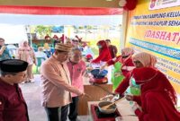 Sekda Bone Bolango Dr. Iwan Mustapa saat membuka kegaiatan penguatan kampung keluarga berkualitas, di halaman Kantor Puskesmas Kecamatan Suwawa Kabupaten Bone Bolango.