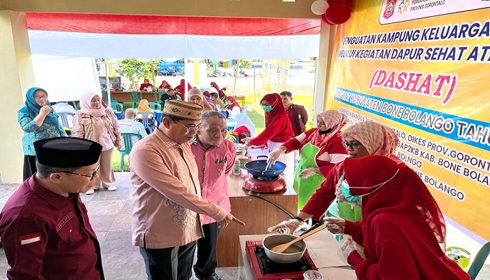 Sekda Bone Bolango Dr. Iwan Mustapa saat membuka kegaiatan penguatan kampung keluarga berkualitas, di halaman Kantor Puskesmas Kecamatan Suwawa Kabupaten Bone Bolango.