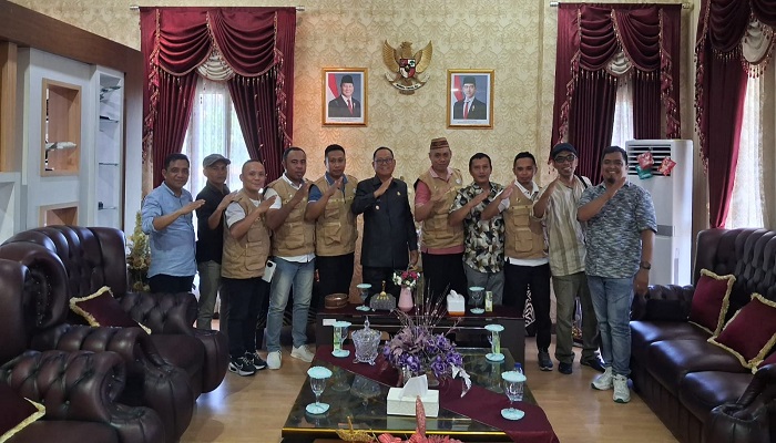 Foto bersama Bupati Thariq Modanggu bersama Pengurus Koperasi GASS yang juga dihadiri Team Kerja Bupati Gorontalo Utara Siswan Ahudulu dan rekan.