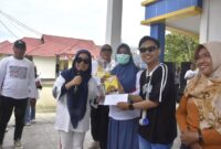 Kepala Dinas Kesehatan Bone Bolango, dr. Meyrin Kadir saat menyerahkan bonus kepada pemenang lomba Tabola Bale yang diikuti jajaran di lingkungan Dinas Kesehatan dan 20 Puskesmas, di halaman Kantor Dinas Kesehatan Bone Bolango, Jumat (29/8/2025). (F.AKP-Tim)