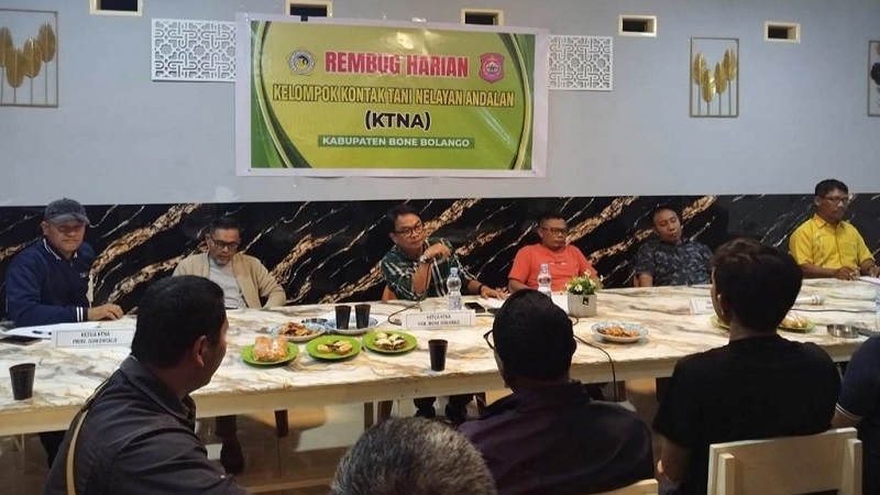 Rembuk harian perdana KTNA Bone Bolango untuk sisa periode 2025-2026 bersama pengurus kabupaten dan kecamatan, di RM. King Tuna Resto, Selasa (2/8/2025) malam. (F.AKP-Tim Redaksi)