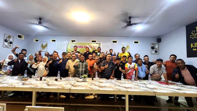 Rembuk harian perdana kelompok KTNA Bone Bolango untuk sisa periode 2025-2026 bersama pengurus kabupaten dan kecamatan, di RM. King Tuna Resto, Selasa (2/8/2025) malam. (F.AKP-Tim Redaksi)