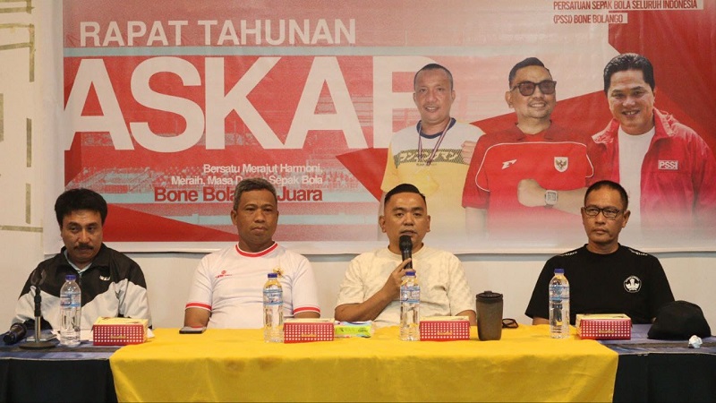 Ketua Asosiasi Kabupaten Persatuan Sepak Bola Seluruh Indonesia (ASKAB – PSSI) Kabupaten Bone Bolango, Zainudin Pedro Bau nampak memberikan sambutan dan arahan pada agenda Rapat Tahunan 2025 di Hotel Tuwawa, Kecamatan Suwawa Bone Bolango, Sabtu (30/8).