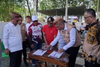 Penandatanganan MoU oleh Ketua Koperasi Global Akses Sejahtera (GASS), Bahrun Usman, S.Fil.I, bersama Kepala Desa Molingkapoto Selatan dan Bumdes Cahaya Indah yang juga turut disaksikan Bupati Gorontalo Utara Thariq Modanggu.