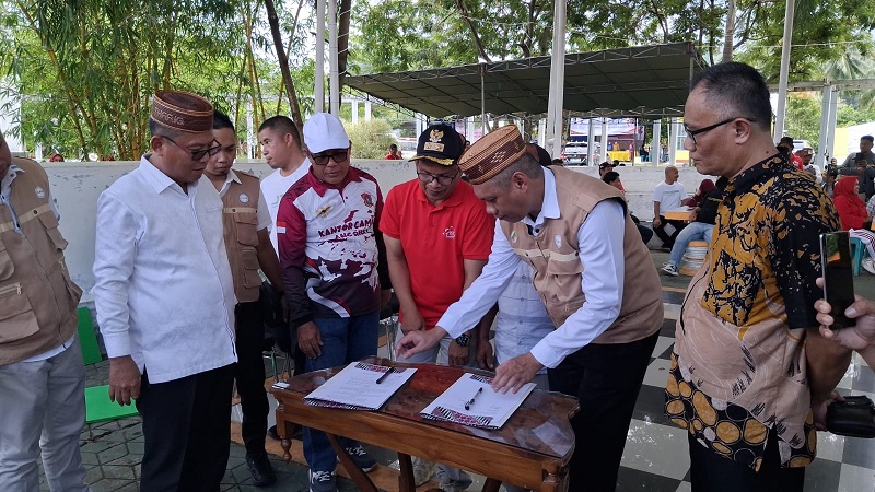 Penandatanganan MoU oleh Ketua Koperasi Global Akses Sejahtera (GASS), Bahrun Usman, S.Fil.I, bersama Kepala Desa Molingkapoto Selatan dan Bumdes Cahaya Indah yang juga turut disaksikan Bupati Gorontalo Utara Thariq Modanggu.