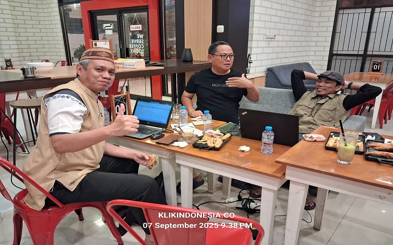 Pertemuan Bupati Gorut Thariq Modanggu bersama Ketua Koperasi Global Akses Sejahtera (GASS) Bahrun Usman, yang juga didampingi Siswan Ahudulu, Tim Kajian Strategis dan Pengembangan Inovasi Gorontalo Utara, bertempat di Kopilabs, Minggu malam (7/9).