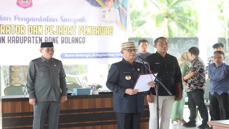 Sambutan dan Arahan Bupati Bone Bolango Drs. H.  Ismet Mile, MM, Saat Pelantikan Sejumlah Pejabat Administrator dan Pengawas di Lingkungan Pemerintah Daerah Kabupaten Bone Bolango. (F.AKP/Diskominfo)