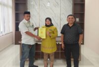 Penyerahan Proposal Permohonan Bantuan Sambungan Listrik Gratis oleh Kades Tilemba Kecamatan Suwawa Timur kepada Koordintor umum H. Mutawasir disaksikan oleh Wakil Ketua DPRD Bone Bolango Zainudin Pedro Bau.