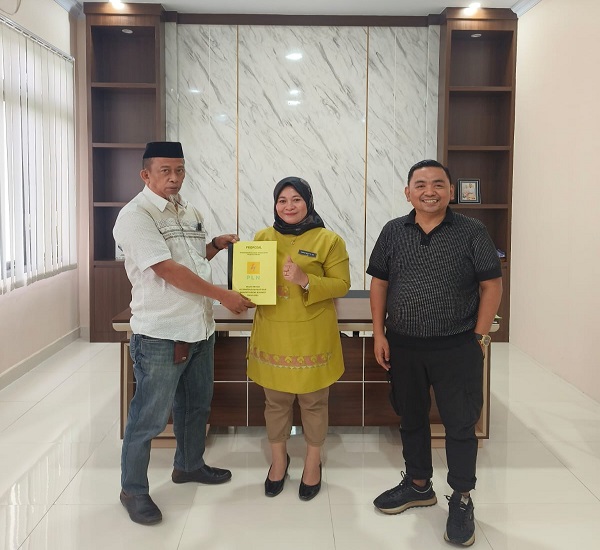 Penyerahan Proposal Permohonan Bantuan Sambungan Listrik Gratis oleh Kades Tilemba Kecamatan Suwawa Timur kepada Koordintor umum H. Mutawasir disaksikan oleh Wakil Ketua DPRD Bone Bolango Zainudin Pedro Bau.