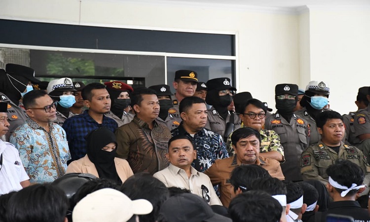 Pimpinan dan Anggota DPR Bone Bolango menerima aspirasi aksi demonstrasi yang digelar Aliansi Pinogu Merdeka, Senin (1/9/2025).