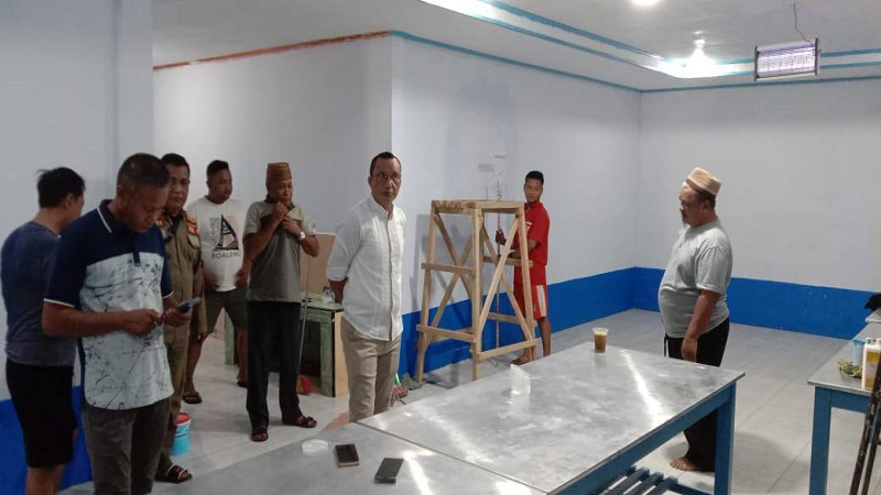Wabup Boalemo, Lahmuddin Hambali meninjau progres perampungan gedung SPPG di wilayah Kecamatan Botumoito. (foto.dok.pimpinan)