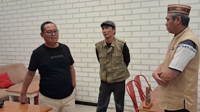Pertemuan Bupati Gorut Thariq Modanggu bersama Ketua Koperasi Global Akses Sejahtera (GASS) Bahrun Usman, yang juga didampingi Siswan Ahudulu, Tim Kajian Strategis dan Pengembangan Inovasi Gorontalo Utara, bertempat di Kopilabs, Minggu malam (7/9).