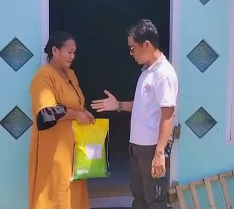 Aksi Sosial Anggota DPRD Bone Bolango, Suleman Taumbe saat menyerahkan paket sembako kepada sejumlah warga yang ada di Desa Botutonuo, Kecamatan Kabila Bone, Jum’at (12/9).