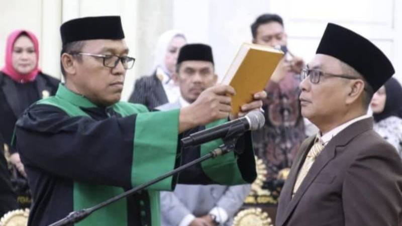 Prosesi Pengambilan Sumpah Jabatan terhadap Susanto H. Liputo sebagai PAW Anggota DPRD Kota Gorontalo.