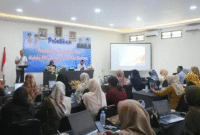 Wakil Bupati Lahmudin Hambali ketika menutup Pelatihan Peningkatan Kompetensi Guru melalui Kelompok Kerja Guru (KKG) jenjang SD Se - Kabupaten Boalemo, (27/9). (F. harianpost.id)