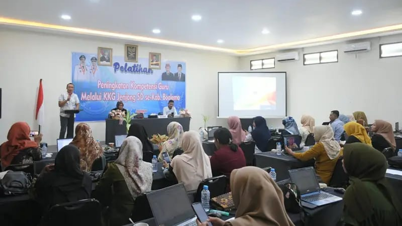 Wakil Bupati Lahmudin Hambali ketika menutup Pelatihan Peningkatan Kompetensi Guru melalui Kelompok Kerja Guru (KKG) jenjang SD Se - Kabupaten Boalemo, (27/9). (F. harianpost.id)