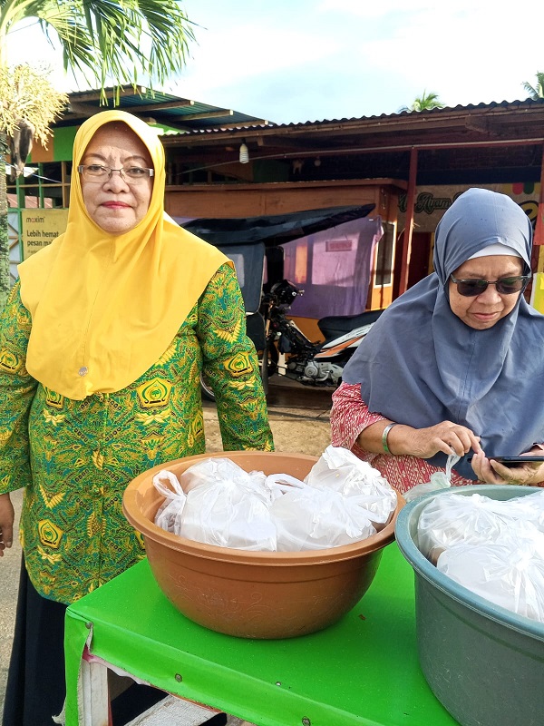 Rosnawati Miolo, Ketua DPD Pengajian Al-Hidayah Bone Bolango Periode 2025 – 2030 saat pelaksanaan Jum’at berkah, (5/9).