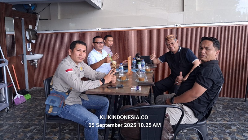 Sejumlah masyarakat sipil yang ikut tergerak hatinya dalam upaya menterjemahkan issu-issu penting sekaligus membedah strategi percepatan pembangunan dan kesejahteraan masyarakat di Bone Bolango, menggelar pertemuan di Caffe Onato, Danau Perintis Kecamatan Suwawa Bone Bolango, Jum’at (5/5).