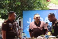 Ketua Kejaksaan Negeri Bone Bolango Deddy Herliyantho (kiri), Wakil Ketua DPRD Bone Bolango Zainudin Pedro Bau (tengah) dan Kasie Intel Kejaksaan Negeri Bone Bolango Santo Musa (kanan). Dalam agenda "Program Jaksa Peduli Aset" (JADAS), yang dilaksanakan pada Rabu (8/10) di halaman kantor Kejaksaan Negeri Bone Bolango.
