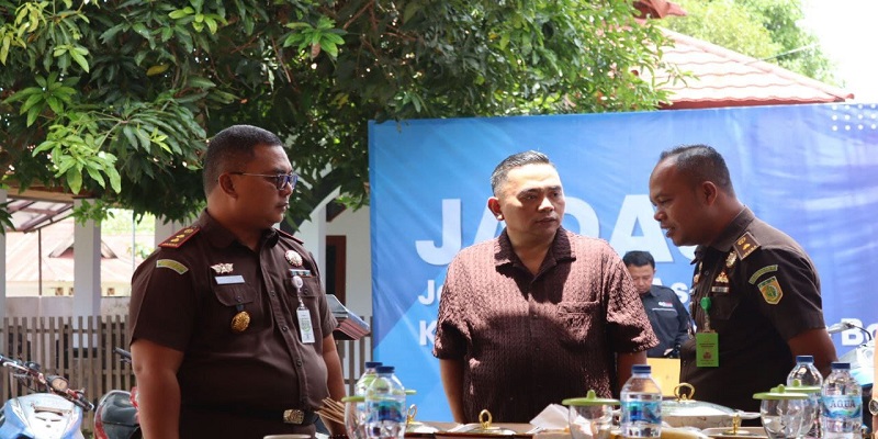 Ketua Kejaksaan Negeri Bone Bolango Deddy Herliyantho (kiri), Wakil Ketua DPRD Bone Bolango Zainudin Pedro Bau (tengah) dan Kasie Intel Kejaksaan Negeri Bone Bolango Santo Musa (kanan). Dalam agenda 