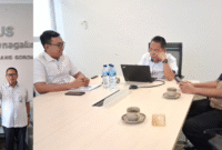 Ketua koperasi GASS Bahrun Usman, S.Fil. I bersama Kepala Kantor Cabang BPJS Ketenagakerjaan Gorontalo, Dr. Ir. Sanco Simanullang dalam momen silaturahmi