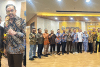 Pedro Bau Foto bersama Menteri UMKM RI Maman Abdurrahman (kiri) dan pelaksanaan audiensi Asosiasi Daerah Kabupaten Seluruh Indonesia (ADKASI) dengan Menteri UMKM (kanan).