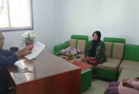 Kepala Desa Permata Kecamatan Tilongkabila, Minggus Harun, S.Ap, saat memberikan pembinaan kepada terduga pembuat Video Call Sex atau (VCS).