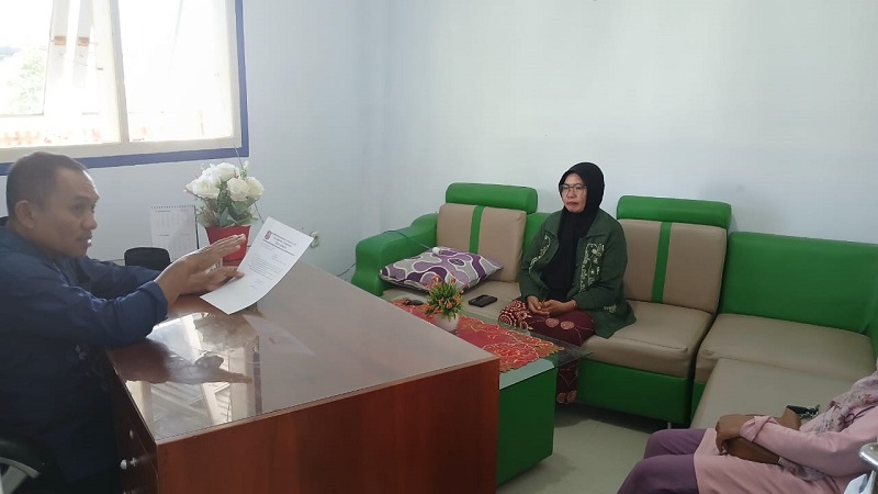 Kepala Desa Permata Kecamatan Tilongkabila, Minggus Harun, S.Ap, saat memberikan pembinaan kepada terduga pembuat Video Call Sex atau (VCS).