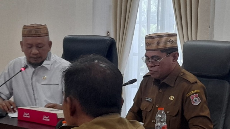 Aleg DPRD Provinsi Gorontalo Hamzah Idrus saat melakukan Reses perdana bersama Anggota DPRD Provinsi lainnya di ruang kerja Bupati Bone Bolango diterima Sekda Bone Bolango Dr. Iwan Mustapa.