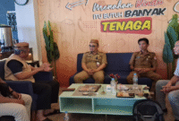 Ketua Koperasi Global Akses Sejahtera (GASS) dan Plt. Kadis PMD Bone Bolango, Nixon Adolong menggelar pertemuan di Naffil Café dan Resto, Bone Bolango, Selasa (7/10).