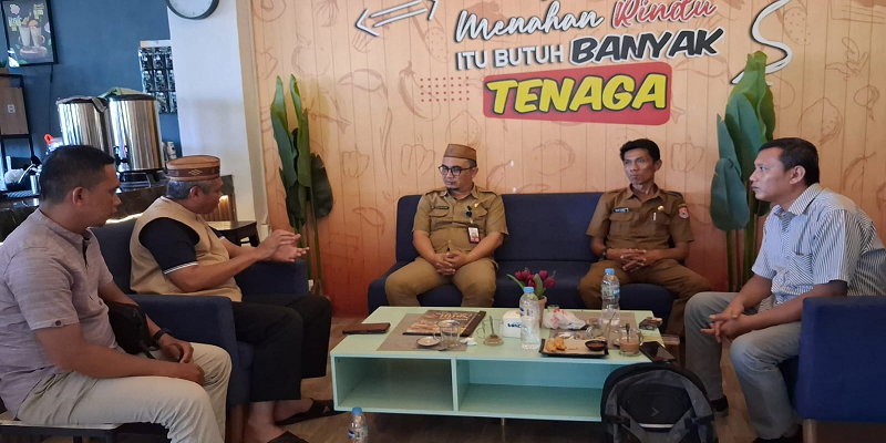 Ketua Koperasi Global Akses Sejahtera (GASS) dan Plt. Kadis PMD Bone Bolango, Nixon Adolong menggelar pertemuan di Naffil Café dan Resto, Bone Bolango, Selasa (7/10).