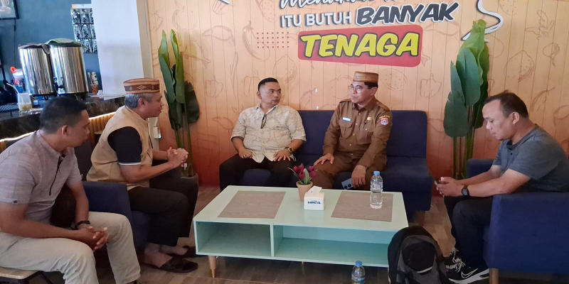 Sekda Bone Bolango, Dr. Iwan Mustapa, Ketua Badan Pengawas Koperasi GASS Zainudin Pedro Bau, SH, dan Ketua Koperasi GASS Bahrun Usman, S.Fil.I, menggelar pertemuan di Naffil Café dan Resto, Bone Bolango, Selasa (7/10).