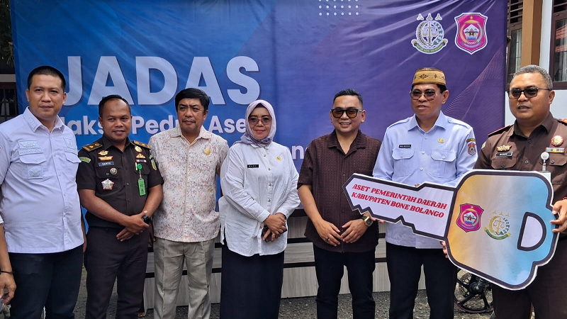 Foto bersama usai pelaksanaan JADAS (Jaksa Peduli Aset) yang diselenggarakan Kejaksaan Negeri Bone Bolango, Rabu (8/10).