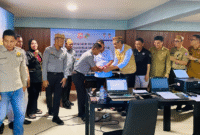 Ketua Koperasi GASS Bahrun Usman, nampak menyalami Narasumber yang hadir pada pelaksanaan FGD yang digagas oleh Koperasi GASS