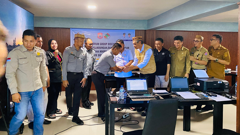 Ketua Koperasi GASS Bahrun Usman, nampak menyalami Narasumber yang hadir pada pelaksanaan FGD yang digagas oleh Koperasi GASS