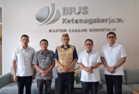 Foto Bersama Ketua Koperasi GASS Bahrun Usman, S.Fil. I, Kepala Kantor Cabang BPJS Ketenagakerjaan Gorontalo, Dr. Ir. Sanco Simanullang bersama staf dalam momen silaturahmi