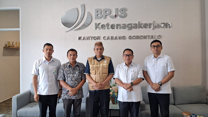 Foto Bersama Ketua Koperasi GASS Bahrun Usman, S.Fil. I, Kepala Kantor Cabang BPJS Ketenagakerjaan Gorontalo, Dr. Ir. Sanco Simanullang bersama staf dalam momen silaturahmi
