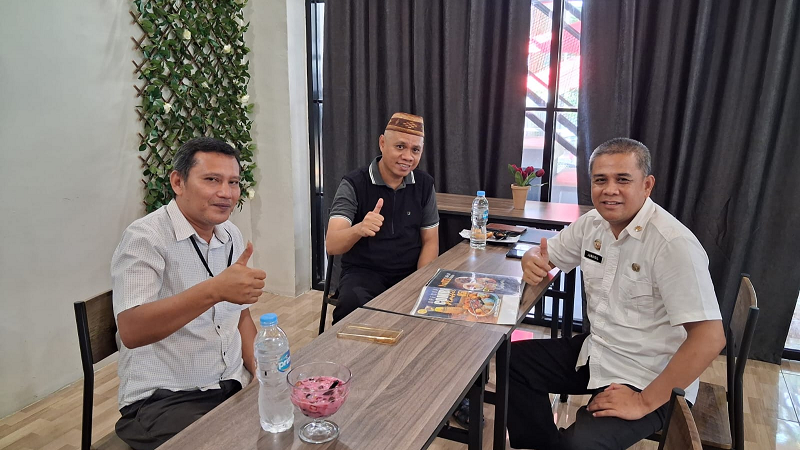Silaturahmi Kepala Dinas Tenaga Kerja, Koperasi, dan UMKM (Disnakerkum) Kabupaten Bone Bolango, Jumaidil, S.Sos, M.Ec.Dev, bersama Koperasi Global Akses Sejahtera (GASS) Bahrun Usman, S.Fil.I, didampingi Harissusanto Toonawu, SH, (Humas dan Team Media Koperasi GASS).