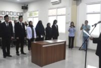 Proses pelantikan dan pengambilan sumpah jabatan Dirut RSUD Toto Kabila dr. Thaib Saleh, Sp. KKLP oleh Bupati Bone Bolango Drs. H. Ismet Mile, MM belum lama ini.