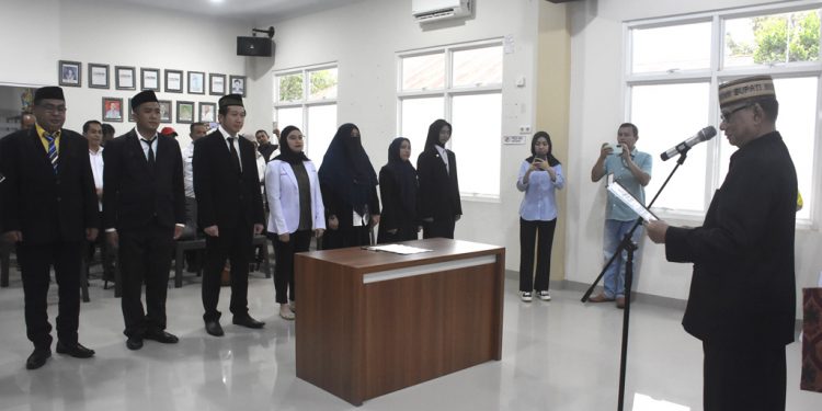 Proses pelantikan dan pengambilan sumpah jabatan Dirut RSUD Toto Kabila dr. Thaib Saleh, Sp. KKLP oleh Bupati Bone Bolango Drs. H. Ismet Mile, MM belum lama ini.