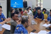 Kepala Kantor Pertanahan (BPN) Bone Bolango, Ilkham Mooduto, SH saat menerima aksi massa dari Aliansi Mahasiswa dan Pemuda Bone Bolango, Senin (19/1) di ruang kerja.
