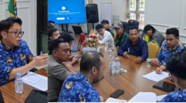 Kepala Kantor Pertanahan (BPN) Bone Bolango, Ilkham Mooduto, SH saat menerima aksi massa dari Aliansi Mahasiswa dan Pemuda Bone Bolango, Senin (19/1) di ruang kerja.