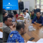 Kepala Kantor Pertanahan (BPN) Bone Bolango, Ilkham Mooduto, SH saat menerima aksi massa dari Aliansi Mahasiswa dan Pemuda Bone Bolango, Senin (19/1) di ruang kerja.