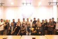 Foto bersama usai diskusi KUHP & KUHAP baru dalam prespektif perlindungan hukum insan pers yang diselenggarakan Koperasi Global Akses Sejahtera (GASS), Selasa malam (20/1), bertempat di Naffil Café & Resto, Kecamatan Tilongkabila Kabupaten Bone Bolango. 