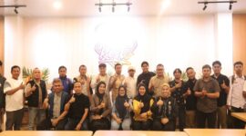 Foto bersama usai diskusi KUHP & KUHAP baru dalam prespektif perlindungan hukum insan pers yang diselenggarakan Koperasi Global Akses Sejahtera (GASS), Selasa malam (20/1), bertempat di Naffil Café & Resto, Kecamatan Tilongkabila Kabupaten Bone Bolango. 