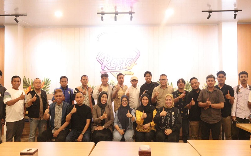 Foto bersama usai diskusi KUHP & KUHAP baru dalam prespektif perlindungan hukum insan pers yang diselenggarakan Koperasi Global Akses Sejahtera (GASS), Selasa malam (20/1), bertempat di Naffil Café & Resto, Kecamatan Tilongkabila Kabupaten Bone Bolango. 