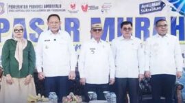 Pasar Murah Bersubsidi yang dibuka Gubernur Gorontalo Dr. Gusnar Ismail dan dihadiri Bupati Bone Bolango Drs. H. Ismet Mile, MM, Sekda Bone Bolango Dr. Iwan Mustapa dan Dirut RSUD Toto Kabila dr. Thaib Saleh. Kegiatan ini dipusatkan di Halaman RSUD Toto Kabila pada Rabu (18/2) Foto. Onal/Prokopim